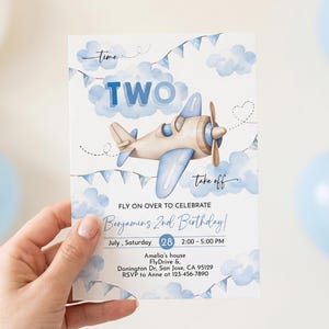 Puede incluir: Invitación de cumpleaños con una ilustración de un avión azul claro y beige. La invitación incluye la palabra "TWO", la frase "take off" y los detalles del cumpleaños de Benjamin.