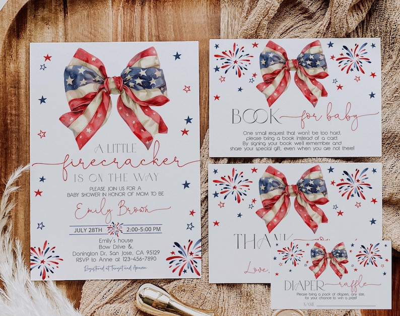 Puede incluir: Un conjunto de invitaciones y tarjetas para baby shower con tem&aacute;tica patri&oacute;tica. Las invitaciones presentan un lazo con un dise&ntilde;o de bandera americana roja, blanca y azul, fuegos artificiales y el texto "A Little Firecracker is on the Way."