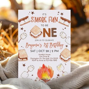 Könnte beinhalten: Eine weiße Einladungskarte mit einer Aquarell-Illustration eines Lagerfeuers und Marshmallows. Der Text lautet "It's S'more Fun to be One. Join us to celebrate Benjamin's 1st Birthday. Sat | Oct 28 | 2 PM. Amelia's house Fire Drive & Donington Dr, San Jose, CA 95129 RSVP to Anne at 123-456-7890"
