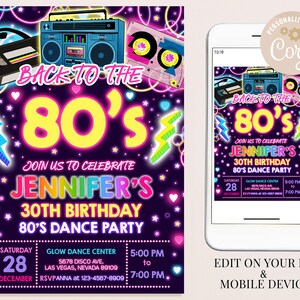 Pode incluir: Um convite para uma festa de anivers&aacute;rio com tema dos anos 80 em rosa neon, azul e amarelo com gr&aacute;ficos de fita cassete, boombox e raio. O texto diz "De volta aos anos 80" e "Junte-se a n&oacute;s para celebrar o 30&ordm; anivers&aacute;rio de Jennifer, festa de dan&ccedil;a dos anos 80". O convite inclui a data, a hora e o local da festa.