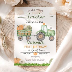 Può includere: Invito illustrato con un trattore verde e zucche. Il testo recita "Start Your Tractor" e "Benjamin's First Birthday". L'invito include data, ora e dettagli RSVP, il tutto in stile acquerello.