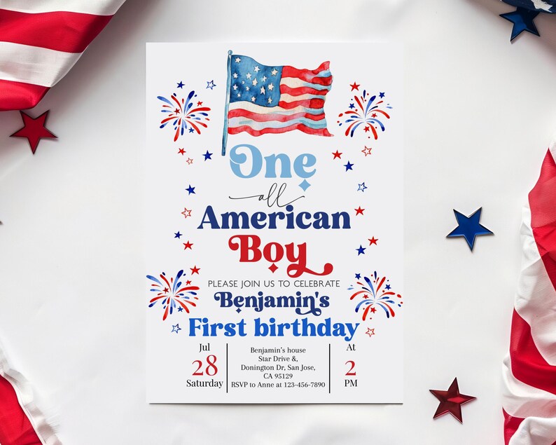 Op de afbeelding: Een witte uitnodigingskaart met een aquarel Amerikaanse vlag en de tekst "One all American Boy". De uitnodiging is voor Benjamin's eerste verjaardag, met de datum 28 juli en de tijd 14:00 uur.