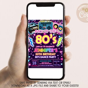 Pode incluir: Um convite digital para uma festa de anivers&aacute;rio de 30 anos com um tema neon dos anos 80. O convite apresenta um toca-fitas, uma fita cassete e um carro. O texto diz "De volta aos anos 80" e "Junte-se a n&oacute;s para celebrar o anivers&aacute;rio de 30 anos de Jennifer, uma festa de dan&ccedil;a dos anos 80".