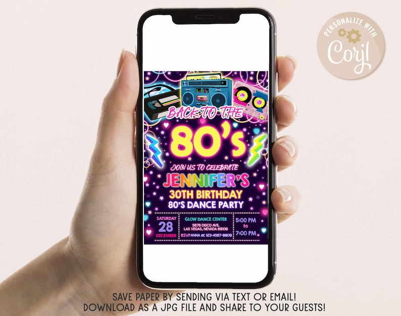 Pode incluir: Um convite digital para uma festa de anivers&aacute;rio de 30 anos com um tema neon dos anos 80. O convite apresenta um toca-fitas, uma fita cassete e um carro. O texto diz "De volta aos anos 80" e "Junte-se a n&oacute;s para celebrar o anivers&aacute;rio de 30 anos de Jennifer, uma festa de dan&ccedil;a dos anos 80".