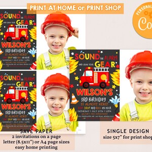 Op de afbeelding: Twee printbare uitnodigingen voor een 3e verjaardagsfeest met een brandweerwagen thema. De uitnodigingen hebben een zwarte achtergrond met een rode brandweerwagen, gele vlammen en de tekst "Sound the Alarm and Grab Your Gear". De uitnodigingen bevatten ook een ruimte voor een foto van het jarige kind.