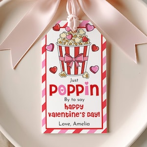 Bara poppa förbi för att säga grattis på alla hjärtans dag-etikett, Alla hjärtans dag-popcorn-presentetiketter, Barnskola Lärare Klassrum Klassgodis PTO Utskrivbar HL67R