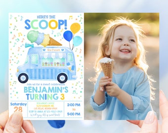 Può includere: Un camioncino per il gelato blu e bianco con una pallina di gelato in cima. Il camioncino ha un cartello che dice "Here's the Scoop!" e "Ice Cream". Il camioncino è circondato da note musicali colorate e stelle. L'invito dice "Join us for a sweet celebration Benjamin's Turning 3". L'invito include anche la data, l'ora e il luogo della festa.
