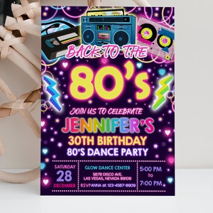 Pode incluir: Um convite rosa e azul neon para uma festa de anivers&aacute;rio de 30 anos com o texto "De volta aos anos 80" e "30&ordm; anivers&aacute;rio de Jennifer, festa de dan&ccedil;a dos anos 80". O convite apresenta uma fita cassete retro, um toca-fitas e uma fita VHS.