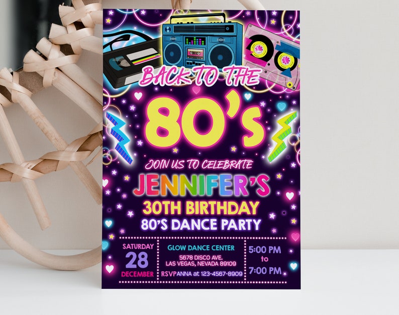 Pode incluir: Um convite rosa e azul neon para uma festa de anivers&aacute;rio de 30 anos com o texto "De volta aos anos 80" e "30&ordm; anivers&aacute;rio de Jennifer, festa de dan&ccedil;a dos anos 80". O convite apresenta uma fita cassete retro, um toca-fitas e uma fita VHS.