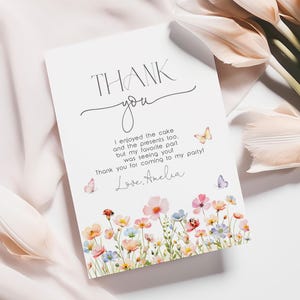 Tarjeta de agradecimiento de cumpleaños con flores silvestres. Bebé en flor. Nota de agradecimiento para baby shower. Flores de primavera. Mariposa floral rosa y morada. EDITABLE AS30P AT69P
