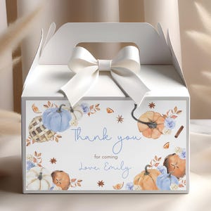 Può includere: Scatola regalo bianca con fiocco di raso bianco. La scatola è decorata con zucche ad acquerello, foglie e la scritta "Thank you for coming, Love, Emily."