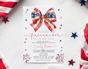 Invitación para baby shower del 4 de julio con diseño de petardo pequeño, lazo coqueto con bandera estadounidense patriótica del 4 de julio, editable AS50R