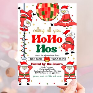 Pu&ograve; includere: Un invito bianco con un tema natalizio rosso e verde. Presenta un Babbo Natale dei cartoni animati in varie pose, tra cui ballare su un palo, fare lo split e twerkare. Il testo sulla carta recita "calling all you HoHo Hos" e include i dettagli per una festa di Friendsmas il 28 dicembre dalle 14:00 alle 17:30. La festa &egrave; organizzata dalla famiglia Brown nella loro casa a San Jose, California.