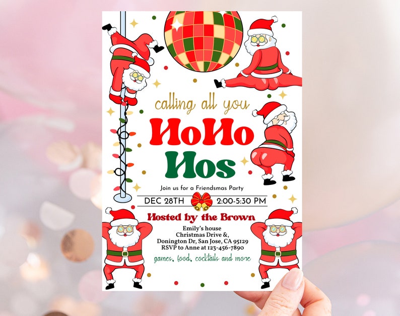 Pu&ograve; includere: Un invito bianco con un tema natalizio rosso e verde. Presenta un Babbo Natale dei cartoni animati in varie pose, tra cui ballare su un palo, fare lo split e twerkare. Il testo sulla carta recita "calling all you HoHo Hos" e include i dettagli per una festa di Friendsmas il 28 dicembre dalle 14:00 alle 17:30. La festa &egrave; organizzata dalla famiglia Brown nella loro casa a San Jose, California.