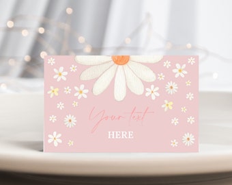 Op de afbeelding: Roze kaart met een witte madeliefje en kleinere witte madeliefjes verspreid over de randen. De tekst "Your text here" is in roze geschreven.