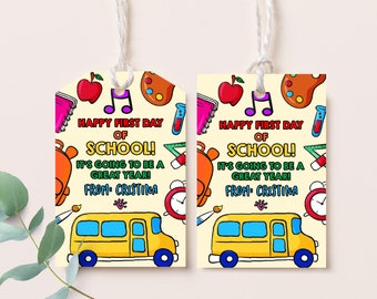 Puede incluir: Dos etiquetas de regalo amarillas y rojas con el tema del autobús escolar con el texto "Happy First Day of School! It's going to be a great year! From: Cristina".