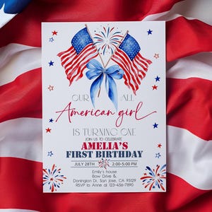 Puede incluir: Una invitación patriótica de cumpleaños con banderas americanas, fuegos artificiales y un lazo azul. El texto dice "Our American girl is turning one" y anuncia el primer cumpleaños de Amelia el 28 de julio. Incluye detalles del evento e información de RSVP.