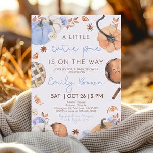 Puede incluir: Una invitaci&oacute;n a un baby shower con calabazas, flores y rebanadas de pastel en acuarela. El texto dice "A Little Cutie Pie Is On The Way" e incluye el nombre de la homenajeada, la fecha, la hora y el lugar. La invitaci&oacute;n est&aacute; sobre un fondo blanco.