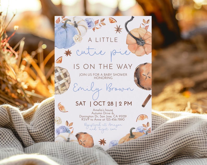 Puede incluir: Una invitaci&oacute;n a un baby shower con calabazas, flores y rebanadas de pastel en acuarela. El texto dice "A Little Cutie Pie Is On The Way" e incluye el nombre de la homenajeada, la fecha, la hora y el lugar. La invitaci&oacute;n est&aacute; sobre un fondo blanco.