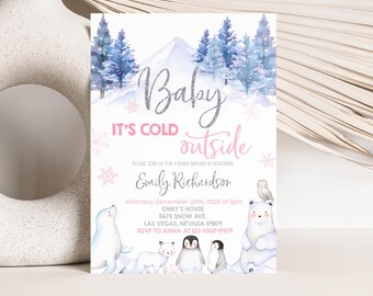 Könnte beinhalten: Eine Babyparty-Einladung mit Winterthema. Die Einladung zeigt eine Aquarell-Illustration einer verschneiten Bergszene mit Bäumen, einem Eisbären, einer Robbe und einem Pinguin. Der Text auf der Einladung lautet "Baby It's Cold Outside" und enthält das Datum, die Uhrzeit und den Ort der Party.
