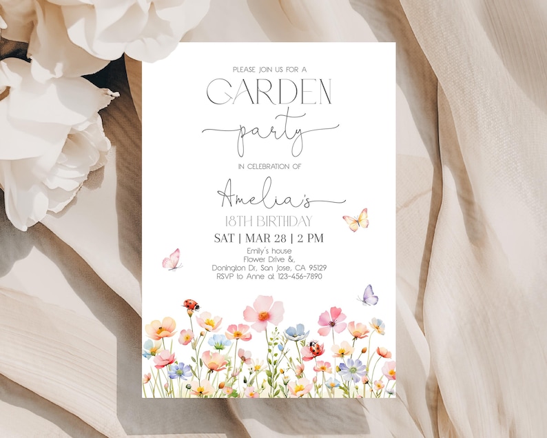 以下が含まれることがあります： 「GARDEN party」と「Amelia's 18TH BIRTHDAY」の文字が入った白い招待状。ピンク、青、黄色の水彩画の花と蝶が描かれています。日付と時間も記載されています。