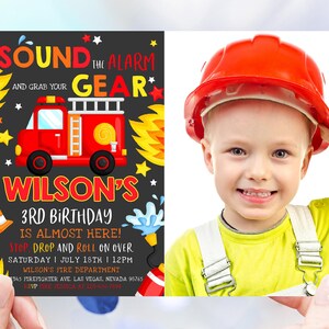 Op de afbeelding: Een rood, wit en blauwe verjaardagsuitnodiging met een cartoon brandweerwagen en de tekst "Sound the Alarm and Grab Your Gear" en "Wilson's 3rd Birthday is Almost Here! Stop Drop and Roll on Over Saturday | July 18th | 12PM Wilson's Fire Department 345 Firefighter Ave. Las Vegas, Nevada 98765 RSVP", een foto van een kind met een rode brandweerhelm en een geel shirt met bretels.