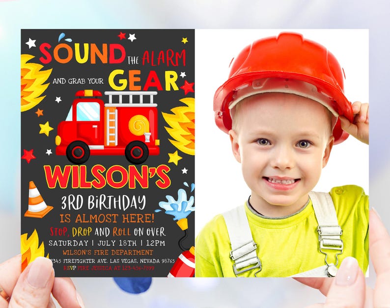 Op de afbeelding: Een rood, wit en blauwe verjaardagsuitnodiging met een cartoon brandweerwagen en de tekst "Sound the Alarm and Grab Your Gear" en "Wilson's 3rd Birthday is Almost Here! Stop Drop and Roll on Over Saturday | July 18th | 12PM Wilson's Fire Department 345 Firefighter Ave. Las Vegas, Nevada 98765 RSVP", een foto van een kind met een rode brandweerhelm en een geel shirt met bretels.