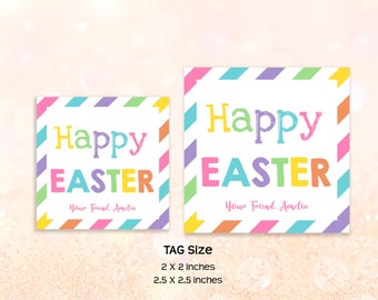 Puede incluir: Dos etiquetas de regalo de Pascua imprimibles con un borde rayado de colores. Las etiquetas dicen "Feliz Pascua" en letras de colores y "Tu amigo, Amelia". Las etiquetas están disponibles en dos tamaños: 2 x 2 pulgadas y 2,5 x 2,5 pulgadas.