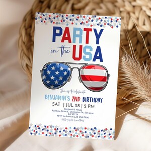 Pu&ograve; includere: Un biglietto d'invito bianco con la scritta "PARTY in the USA" in rosso e blu. Il biglietto presenta occhiali da sole con una lente a stelle e una lente a righe rosse e bianche. Annuncia il 2&deg; compleanno di Benjamin il 28 luglio alle 14:00.