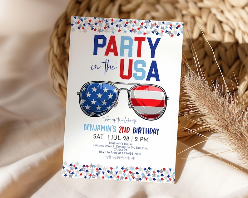 Pu&ograve; includere: Un biglietto d'invito bianco con la scritta "PARTY in the USA" in rosso e blu. Il biglietto presenta occhiali da sole con una lente a stelle e una lente a righe rosse e bianche. Annuncia il 2&deg; compleanno di Benjamin il 28 luglio alle 14:00.