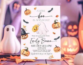 Może przedstawiać: Zaproszenie na baby shower w stylu Halloween. Zaproszenie zawiera akwarelowe ilustracje dyni, nietoperzy i przyjaznego ducha. Tekst brzmi "A Little Boo is Almost Due!" i zawiera datę, godzinę i miejsce.