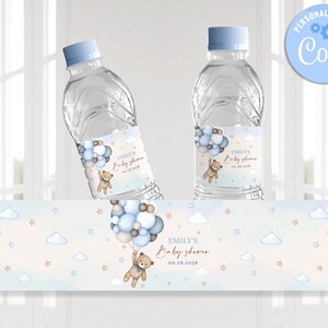 Może przedstawiać: Niebieskie i brązowe etykiety na butelki wody na baby shower z pluszowym misiem trzymającym balony. Etykiety zawierają tekst "EMILY'S Baby Shower 09.28.2058".