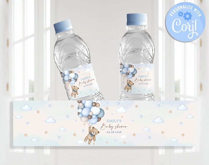 Może przedstawiać: Niebieskie i brązowe etykiety na butelki wody na baby shower z pluszowym misiem trzymającym balony. Etykiety zawierają tekst "EMILY'S Baby Shower 09.28.2058".