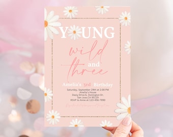 Gänseblümchen 3. Geburtstagseinladung, junge Wilde und drei laden ein, rosa Wildblume, Retro Groovy Blumen, Boho Mädchen-Wildblumenparty EDITIERBARE BT84P