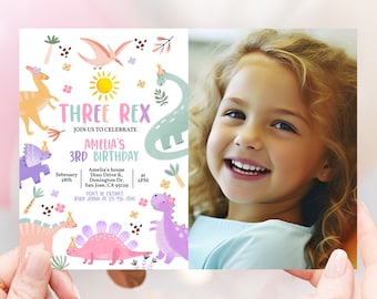 Faire-part d'anniversaire photo dinosaure pastel trois Rex fête d'anniversaire inviter rose violet Dino mignon animaux sauvages de la jungle jurassique modifiable BT98