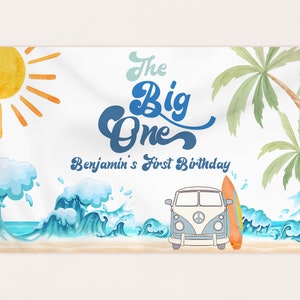 Może przedstawiać: Biały baner z niebiesko-białą sceną plażową. Tekst "The Big One" jest niebieski z żółtym słońcem i palmami. Tekst "Benjamin's First Birthday" znajduje się pod głównym tekstem.