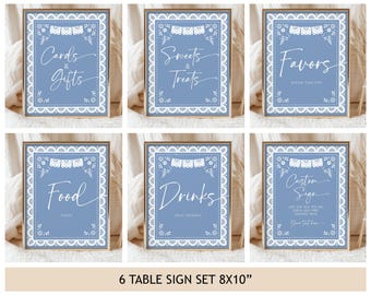 Könnte beinhalten: Ein Set aus sechs gerahmten Tischschildern mit blauem Hintergrund und weißem Zierrand. Die Schilder enthalten Texte wie "Cards & Gifts", "Sweets & Treats", "Favors", "Food", "Drinks" und "Custom Sign". Die Schilder sind ca. 20x25 cm groß.