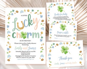 Op de afbeelding: Een baby shower uitnodiging met een groene klaver en gouden munten. De uitnodiging luidt "A Little Lucky Charm is on the way!" en bevat de namen "Emily en James".