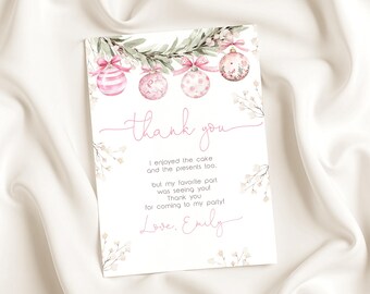 Könnte beinhalten: Eine weiße Dankeskarte mit rosa Schrift und Aquarellillustrationen. Die Karte zeigt rosa Weihnachtskugeln, florale Akzente und den Text "thank you". Die Nachricht enthält "I enjoyed the cake and the presents too."