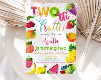 Op de afbeelding: Een kleurrijke uitnodiging voor een 2e verjaardagsfeest met een fruitthema. De uitnodiging bevat een aquarel-illustratie van verschillende vruchten, waaronder watermeloen, ananas, kersen, druiven en bananen. De tekst op de uitnodiging luidt: "Two Frutti come party with our cutie! Amelia is turning two. Saturday, April 28th, from 2:00 pm Amelia's House 5678 FRUIT Ave. LAS VEGAS, NEVADA 89109 RSVP to ANNA at 123-4567-8909".