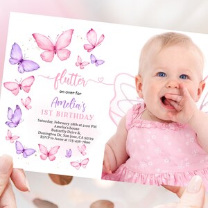 K&ouml;nnte beinhalten: Eine rosa und lila Schmetterlings-Motto-Einladung zum ersten Geburtstag mit einem Foto eines kleinen M&auml;dchens. Die Einladung lautet "flutter on over for Amelia's 1st Birthday".