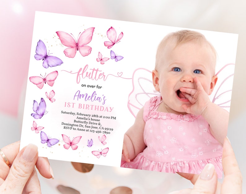 K&ouml;nnte beinhalten: Eine rosa und lila Schmetterlings-Motto-Einladung zum ersten Geburtstag mit einem Foto eines kleinen M&auml;dchens. Die Einladung lautet "flutter on over for Amelia's 1st Birthday".