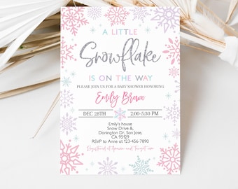Könnte beinhalten: Eine weiße Babyparty-Einladung mit einem glitzernden Schneeflocken-Design in Silber. Der Text lautet "A Little Snowflake is on the Way" und enthält das Datum und die Uhrzeit der Veranstaltung, den Namen des Gastgebers und die Adresse.