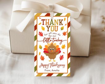 Könnte beinhalten: Ein Thanksgiving-Geschenkanhänger mit einer Cartoon-Truthahn-Illustration. Der Anhänger trägt die Aufschrift "THANK YOU for all you do for our little turkey" mit "Happy Thanksgiving" und "From, Amelia" am unteren Rand. Der Anhänger hat einen gestreiften Rand.
