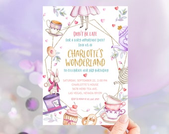 Peut inclure: Une invitation fantaisiste à un anniversaire de 3 ans sur le thème du goûter. L'invitation présente un fond de paillettes dorées avec une tasse à thé, une théière et un lapin dans un chapeau haut de forme. Le texte indique "Ne soyez pas en retard pour un rendez-vous très important ! Rejoignez-nous dans le Wonderland de Charlotte pour célébrer son 3ème anniversaire."