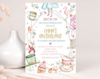Könnte beinhalten: Eine verspielte Einladung zu einer Geburtstagsfeier im Alice-im-Wunderland-Stil mit goldenem Glitzerhintergrund. Die Einladung zeigt eine Teetasse, einen Flamingo, ein Kaninchen, einen Cupcake und einen Brezel. Der Text auf der Einladung lautet: "Seien Sie nicht zu spät für ein sehr wichtiges Datum! Begleiten Sie uns in Emmas Onederland, um ihren ersten Geburtstag zu feiern. Samstag, 22. Oktober, 14:00 Uhr, Emmas Haus, 5678 Herb Tea Ave., Las Vegas, Nevada 89109. Bitte melden Sie sich bei Anna unter 123.456.7890 an."