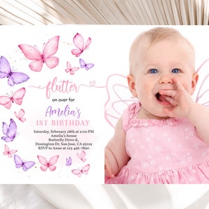 K&ouml;nnte beinhalten: Eine rosa und lila Schmetterlings-Motto-Einladung zum ersten Geburtstag mit einem Foto eines kleinen M&auml;dchens in einem rosa Kleid. Die Einladung lautet "flutter on over for Amelia's 1st Birthday".