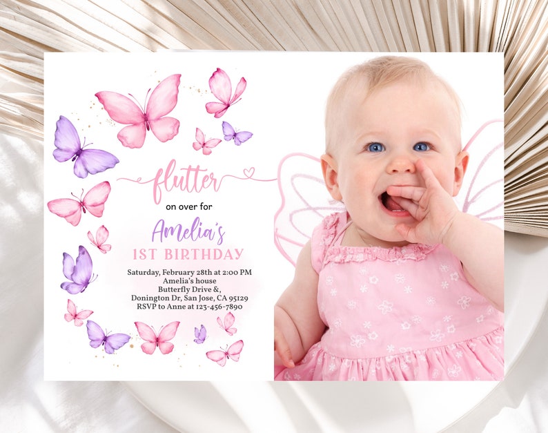 K&ouml;nnte beinhalten: Eine rosa und lila Schmetterlings-Motto-Einladung zum ersten Geburtstag mit einem Foto eines kleinen M&auml;dchens in einem rosa Kleid. Die Einladung lautet "flutter on over for Amelia's 1st Birthday".