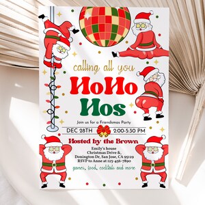 Pu&ograve; includere: Un invito a una festa di Natale con uno schema di colori rosso e verde festivo. L'invito presenta un Babbo Natale dei cartoni animati in varie pose, tra cui ballare su un palo e tenere una palla da discoteca. Il testo dell'invito recita "calling all you HoHo Hos" e include i dettagli della festa, come la data, l'ora e il luogo.