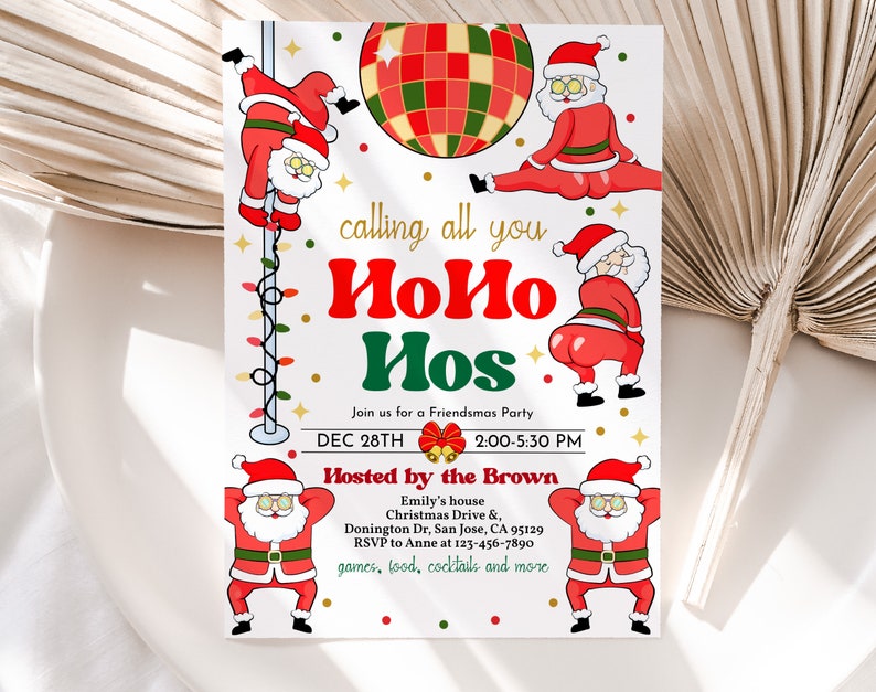 Pu&ograve; includere: Un invito a una festa di Natale con uno schema di colori rosso e verde festivo. L'invito presenta un Babbo Natale dei cartoni animati in varie pose, tra cui ballare su un palo e tenere una palla da discoteca. Il testo dell'invito recita "calling all you HoHo Hos" e include i dettagli della festa, come la data, l'ora e il luogo.